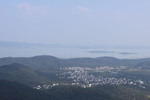 俯瞰山间城镇美景