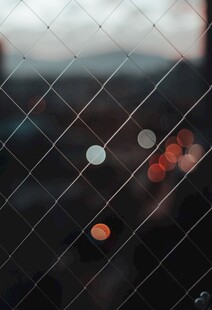 雨中模糊车窗的光斑景象