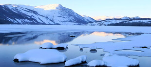 雪山冰湖