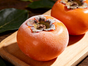 木盘上的新鲜柿子