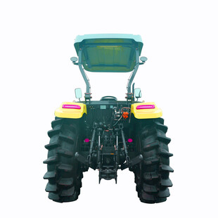 大型农用拖拉机背影展示