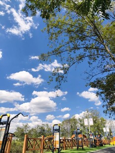 户外健身场 蓝天白云绿树