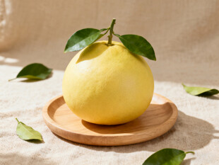 木盘上的黄柚子