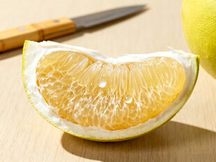 剥开的新鲜柚子