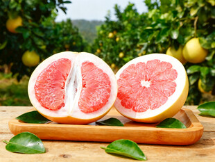 新鲜切开的红心柚子