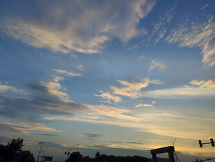 夕阳下的绚丽天空