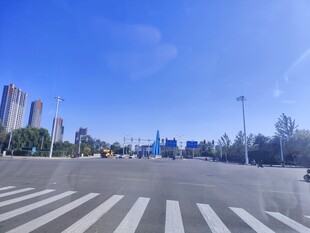 城市宽阔马路与远处高楼