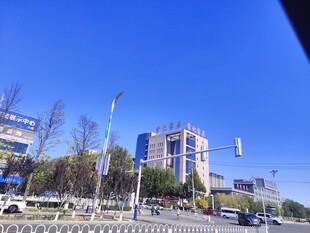城市街景中的现代建筑
