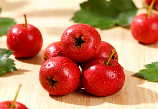 山楂堆在木桌上