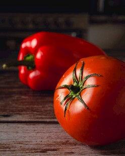 新鲜红番茄与甜椒摆拍