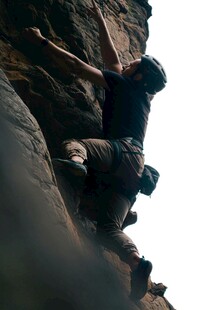 攀岩者专注攀爬峭壁