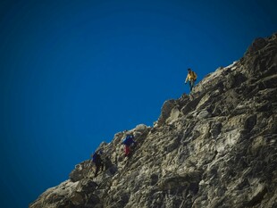 攀登高峰的勇者