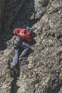 攀岩者专注攀爬陡峭岩壁