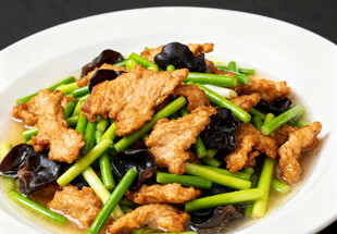 蒜苔木耳炒肉片