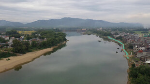 俯瞰河畔城镇风光