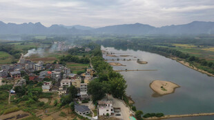 山水相依的美丽村落风光