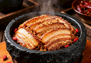 石锅中的五花肉