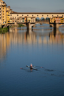 佛罗伦萨河上的单人划船者