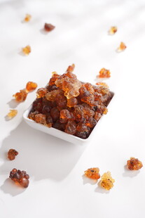 晶莹桃胶置于白色方盘