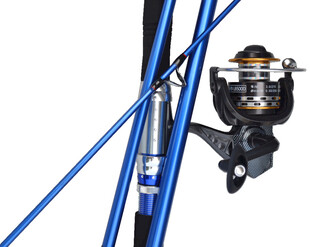 蓝色钓鱼竿与鱼线轮