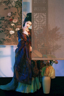 古风女子优雅抚琴