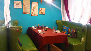 多彩温馨的室内用餐角落