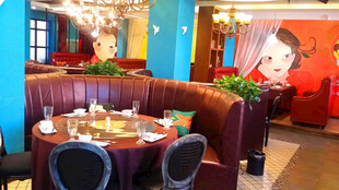 色彩缤纷的餐厅用餐场景