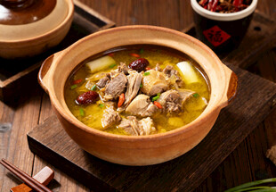 滋补鸡汤砂锅煲