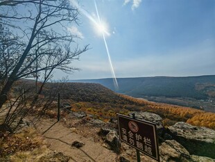 山间小径的秋日阳光美景