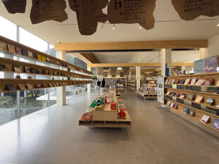 宽敞明亮的书店内部场景