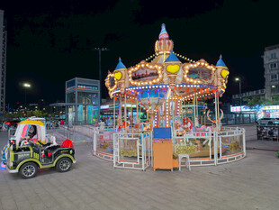 夜晚的绚丽旋转木马