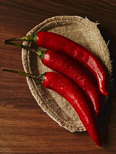 木盘上的鲜红辣椒
