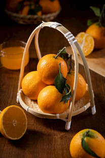 竹篮中的新鲜橘子