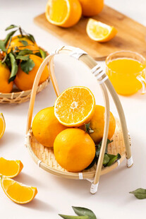 竹篮中的新鲜橙子