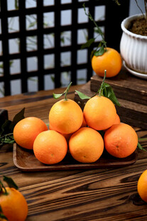 木盘上的新鲜橘子