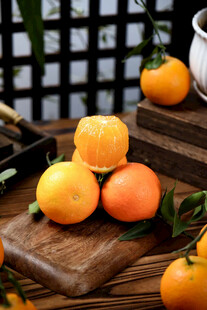 木盘上摆放的新鲜橘子