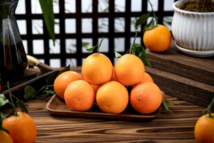 木盘上的新鲜柑橘果实