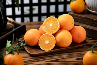 木盘上的新鲜多汁橙子