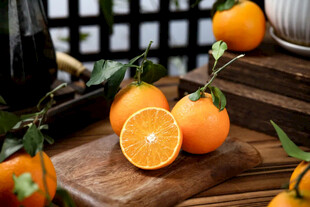 新鲜诱人的木桌摆放橙子