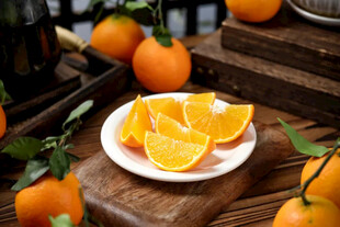 木盘上的新鲜切片橙子