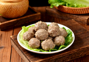 牛肉丸摆于翠绿生菜上