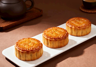 传统月饼摆放在盘上