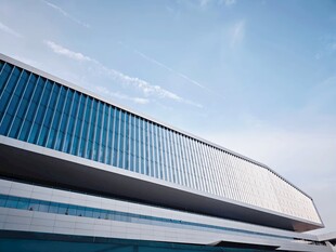 现代风格的流线型建筑外观