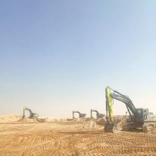 工地挖掘机作业场景