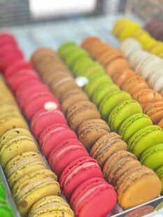 多彩马卡龙整齐陈列