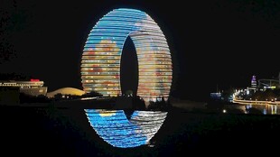 夜晚环形建筑璀璨夜景