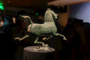 青铜奔马雕塑展示