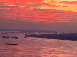 海上壮丽日落与船只景象