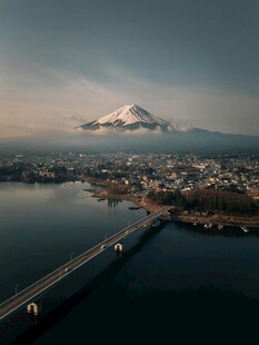 富士山下的城市桥梁景观
