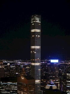 城市夜景中的高耸摩天大楼